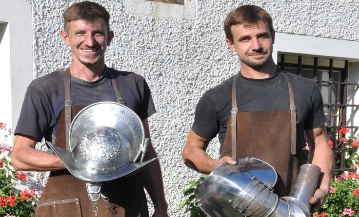 Hans und Georg Schmidberger (v. l.) laden zum Fest ein. Foto: Locicnik
