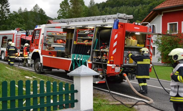 Vier Feuerwehren übten einen Garagenbrand in Steinbach am Ziehberg.