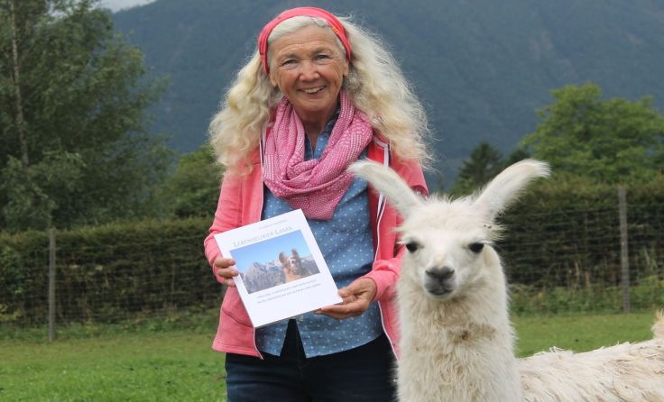 Elisabeth Nieskens aus Vorderstoder hat ein Buch über Lamas veröffentlicht. Foto: Egelseder