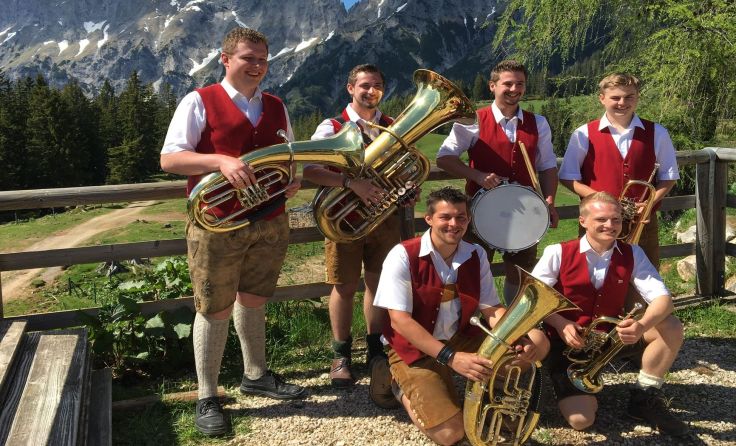 Das Rottenmanner Blechgeschwader spielt beim Weinfest im Lokschuppm. Foto: Manfred Steiner
