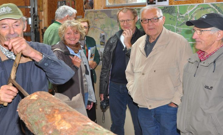Heinrich Kerbl zeigte, wie früher Brunnenrohre aus Holz gebohrt wurden. Foto: G. Mairhofer