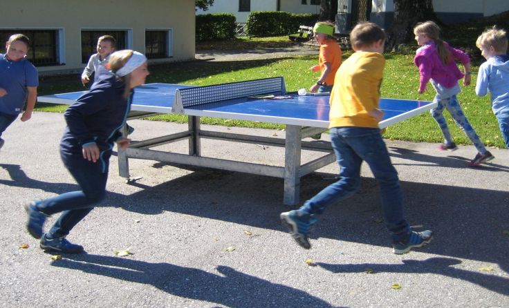 Für den Spielplatz der Volksschule wurde ein Outdoor-Tischtennistisch gekauft.