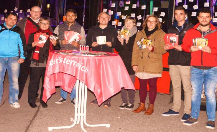 Die Jugendorganisationen der SPÖ beim nächtlichen Aktionsstand in Kirchdorf.
