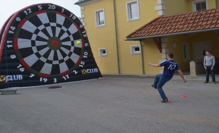 Mit einem Filzfußball wurde auf eine sechs Meter hohe Dartscheibe geschossen.