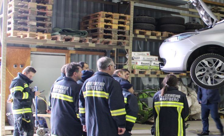 Die Wartberger Feuerwehren erforschten den Umgang mit alternativen Antrieben.