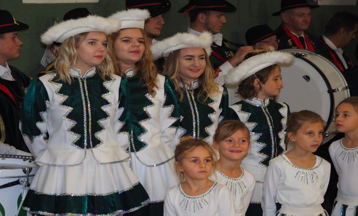 Beim Narrenwecken in Steyrling hat die Mädchengarde einen Tanz präsentiert.