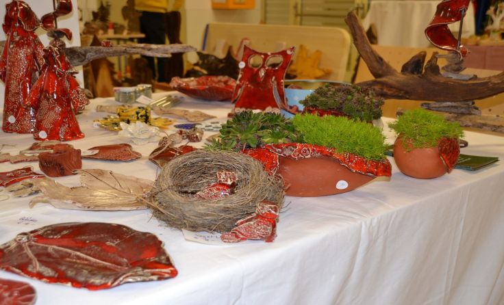 In vorweihnachtliche Stimmung kommen die Besucher bei der Ausstellung im LKH. Foto: gespag