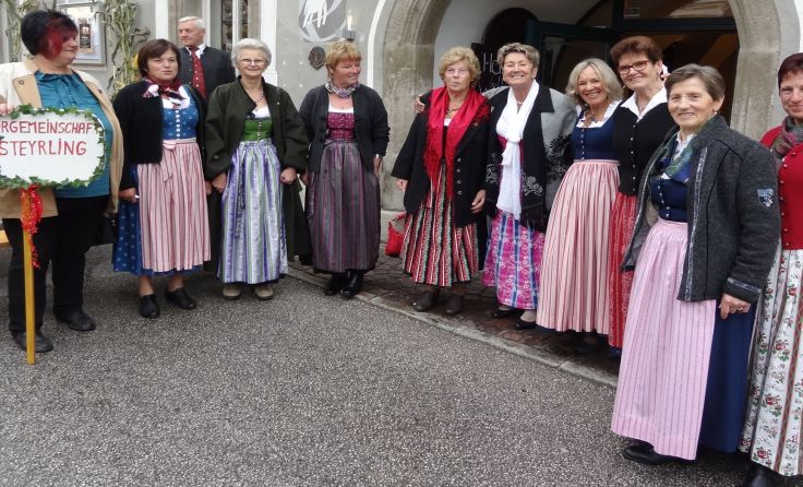 Mit Adventweisen versetzt der Chor die Besucher in vorweihnachtliche Stimmung.