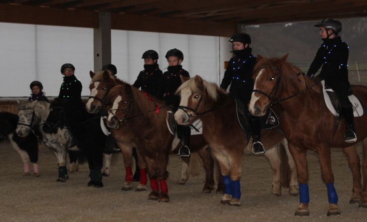 Die Reiter in Steinbach begeistern jedes Jahr vor Weihnachten die Besucher.
