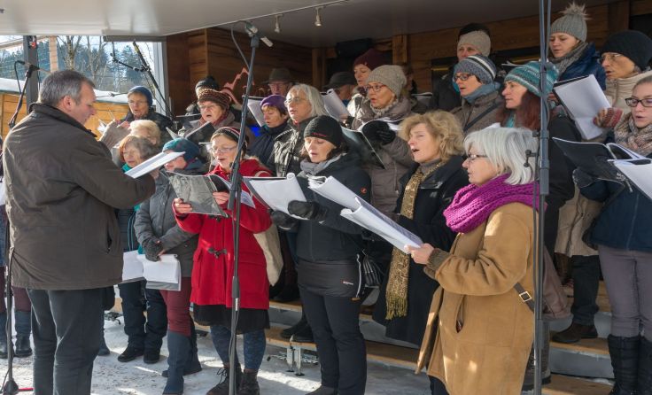 Musik- und Gesangsgruppen sorgen für einen besonderen Adventmarkt. Foto: Jack Haijes