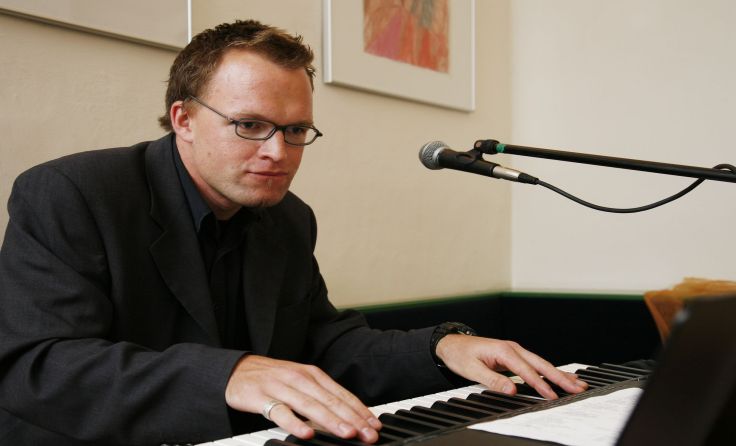 Gerald Lindinger spielt Jazz und Golden Oldies am Klavier.