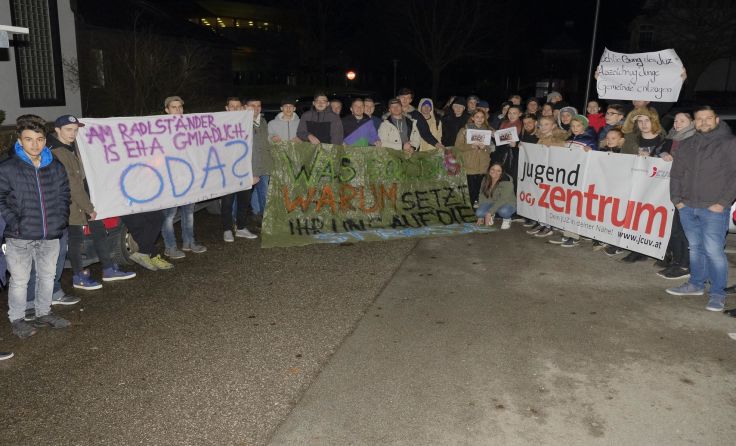 Die Jugendlichen demonstrierten vor dem Sitzungssaal der Gemeinde. Foto: JCUV