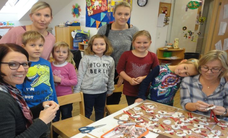 Kreative Bastelnachmittage im Schülerhort Molln begeistern Eltern und Kinder.