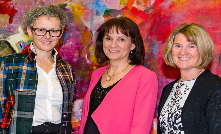 Karoline Kornek (l.) bei der Vernissage, Foto: Christian Kerbl