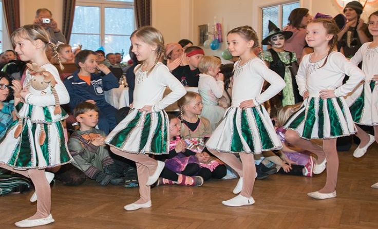 Die Minigarde zeigt beim Kinderfasching in Klaus einen Tanz. Foto: Christian Kerbl
