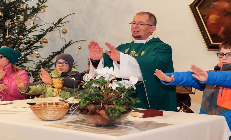 Pfarrer Pater Andreas mit Kindern der Volksschule Klaus beim Gottesdienst, Foto: Bernhard Roidinger