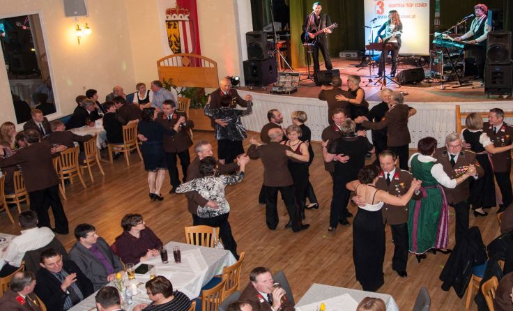 Beim Ball der Freiwilligen Feuerwehr Inzersdorf wird das Tanzbein geschwungen. Foto: Egelseder