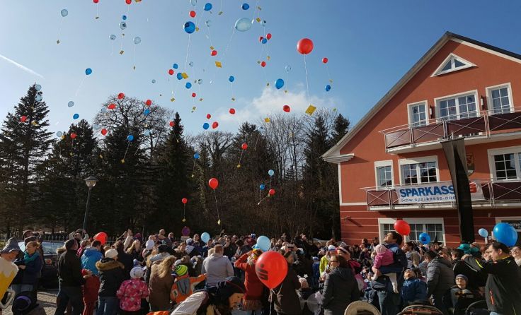 Der Luftballonstart beim Kinderfasching begeistert jedes Jahr Klein und Groß.