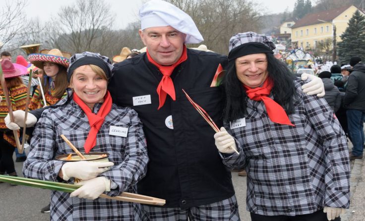 Bürgermeister Gerald Augustin (ÖVP, Mitte) war als Chef-Koch auch dabei. Foto: Jack Haijes