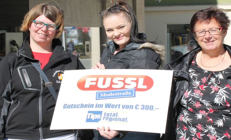 Tips-Redakteurin Carina Kerbl mit Sandra (l.) und Gertrude (r.) Kellauer, Foto: Egelseder