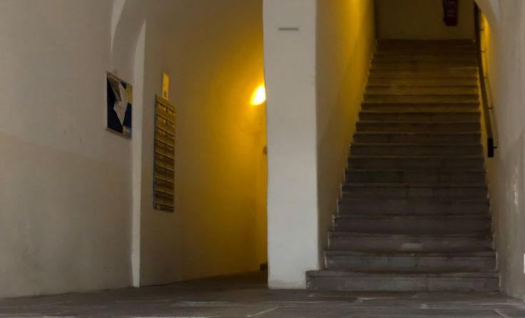 Ein Bewegungsmelder wirkt oft als Abschreckung für Einbrecher. Foto: Wodicka