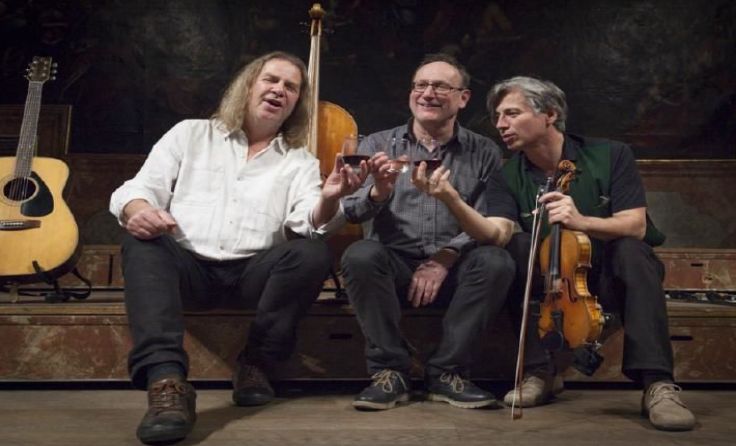 Aniada a Noar musizieren im Café – Konditorei Kemetmüller. Foto: Magdalena Gföllner