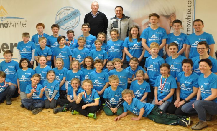 Die Faustballkids der Union Windischgarsten freuen sich über die neuen Shirts.