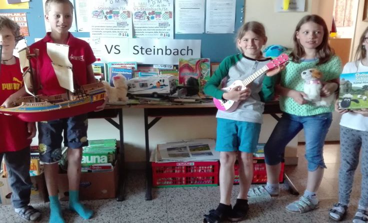 Beim Schulflohmarkt in Steinbach gibt es für Kinder viel zu stöbern.