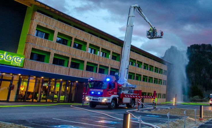 Mit vier Löschleitungen wurde das Wasser zum Objekt transportiert. Foto: FF Hinterstoder
