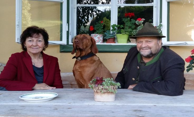 Regina und Johann Schutti mit ihrem Hund Charly, Foto: Martin Schutti