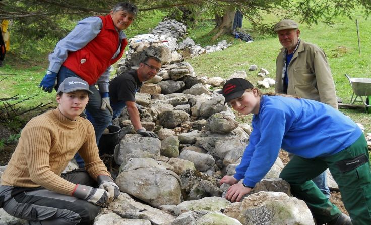 Trockensteinmaurer arbeiteten auf der Arlingalm am Bosruck. Foto: Rainer Vogler