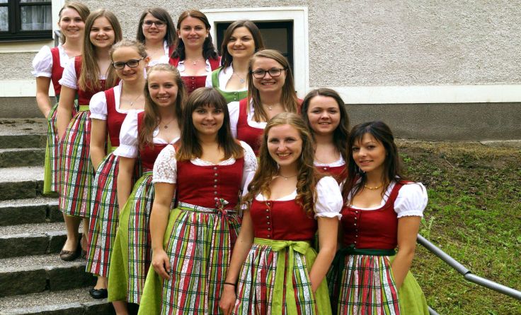 Stolz präsentieren die zwölf Damen ihre selbstgenähten Dirndl.