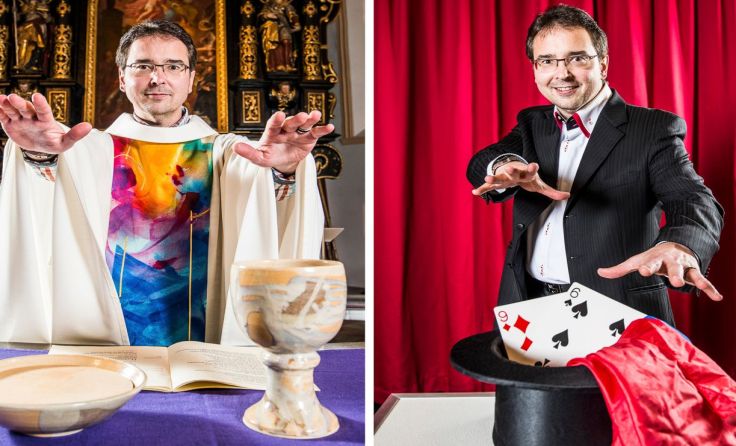 Magic Priest zeigt Zauberstücke. Foto: Christopher Mavric