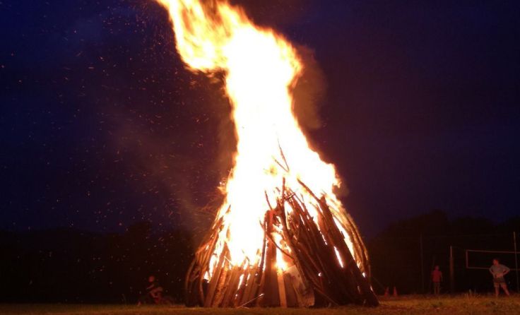 Am Sportplatz in Inzersdorf wird ein Sonnwendfeuer angezündet.