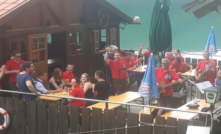 Der Windischgarstner Carneval Club stach mit der schwimmenden Almhütte in See.