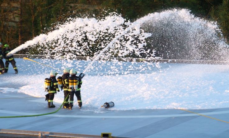 Die Feuerwehr Kirchdorf führte eine Löschübung in 22 Metern Höhe durch. Foto: gespag