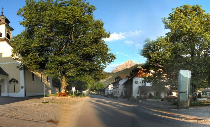 Das Ortszentrum von Hinterstoder mit der Kirche (l.) und der Hösshalle (r.), Foto: Heinz Schachner