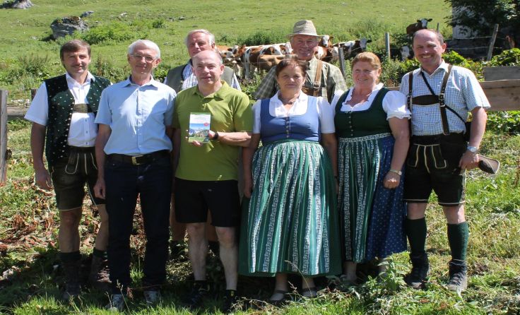 Landesrat Max Hiegelsberger (ÖVP, 4. v. l.) lud zur Almbegehung ein. Foto: Egelseder