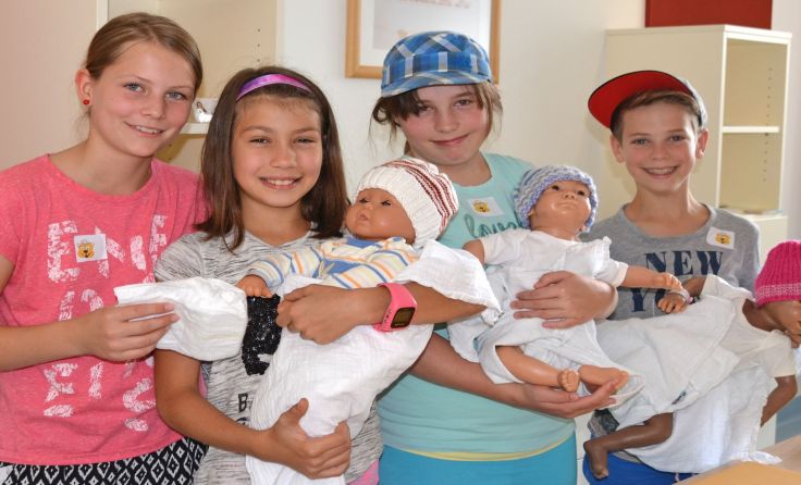 Die Kinder übten im LKH Kirchdorf das richtige Wickeln eines Babys. Foto: gespag