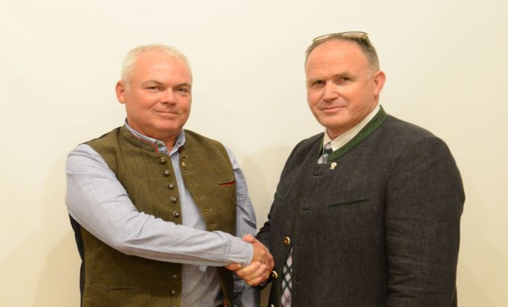 Gerhard Tatzreiter und Peter Schoisswohl (v. l.) bei der Übergabe, Foto: Füßl