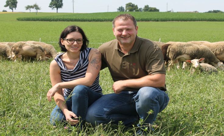 Bettina und Reinhard Weingartmair bei ihren Schafen, Foto: Egelseder