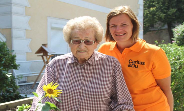 Hilde Sigora und Betreuerin Regina Angerer und (v.l.), Foto: Caritas