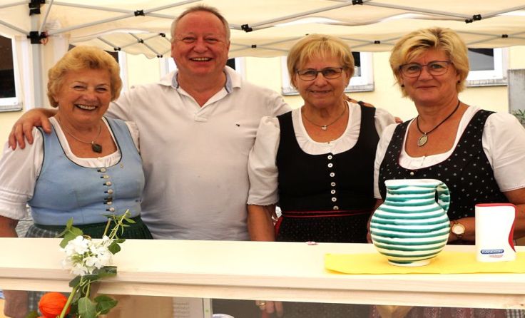 Am Stand der Goldhaubenfrauen herrschte fröhliche Stimmung, Foto: Alfred Spannring