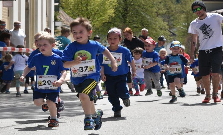 Auch Kinder laufen beim Marktlauf durch Windischgarsten. Foto: Christian Redtenbacher
