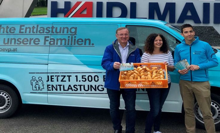 NAbg. Hans Singer und Cornelia Pöttinger (v.l.) verteilten Kipferl, Foto: OÖVP