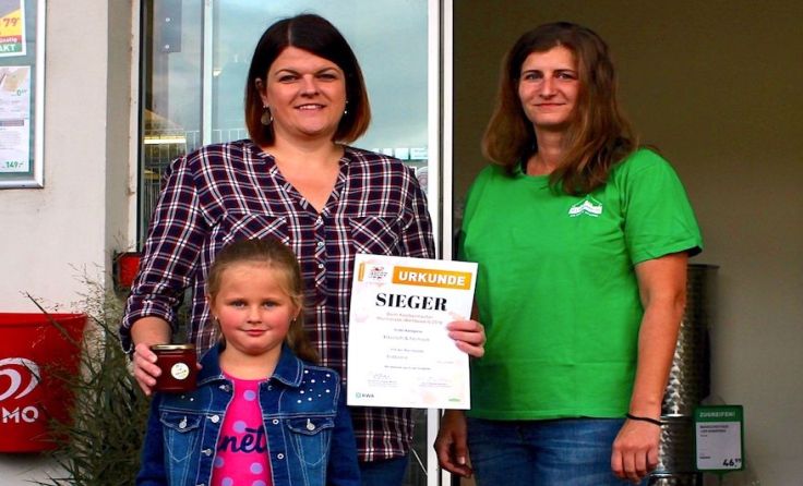 Gewinnerin Eva Waser mit Tochter und Sonja Ahrer, Filialleiterin Kirchdorf, Foto: RWA