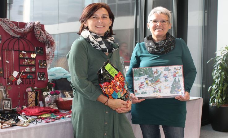 Katharina Langeder und Eva Mitterhauser (v. l.) vom Weltladen Vorchdorf, Foto: Winter