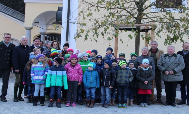 Ehrengäste und Volksschüler vor der neu gepflanzten Linde, Foto: Gemeinde Hinterstoder