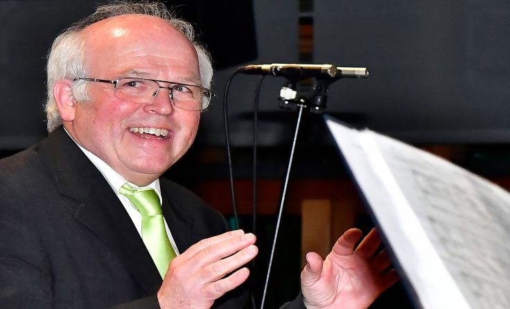 Chorleiter Willi Englstorfer und seine Sänger laden zum Adventkonzert ein. Foto: Chor pro cantare
