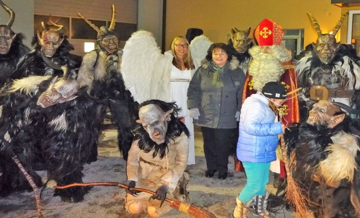 Krampus, Nikolaus und viele Besucher tummelten sich beim Bauhof Roßleithen. Foto: Dittersdorfer